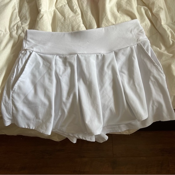 Fabletics white tennis skort - Picture 2 of 4